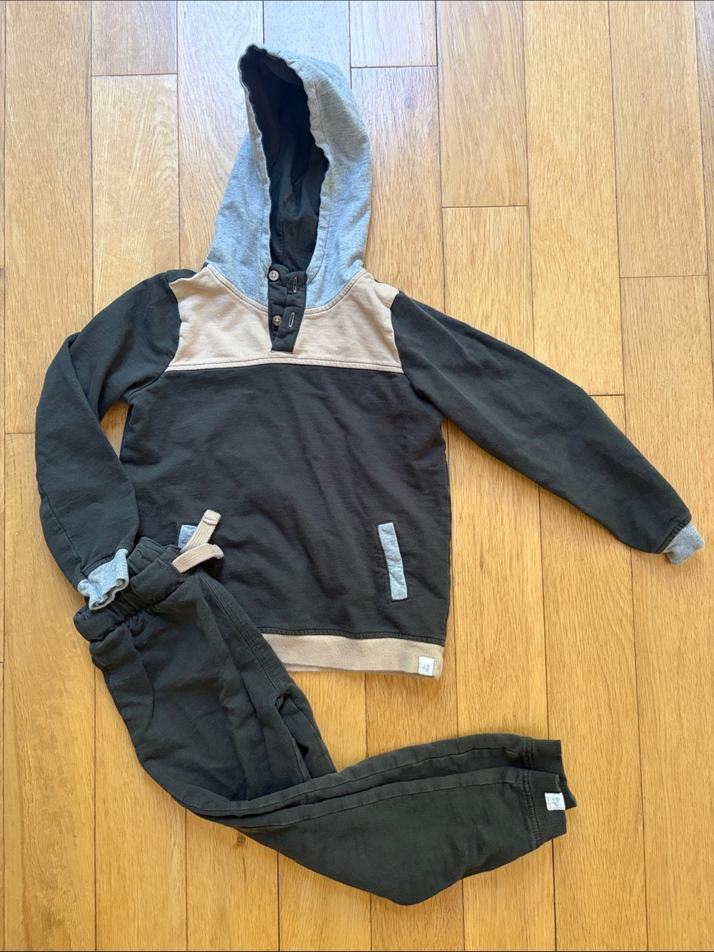 Burt’s Bees Kids Colorblock Hooded Pullover & Sweatpants in Dark Grey & Tan